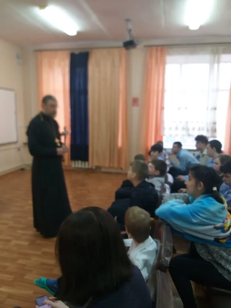 В преддверии праздника Светлой Пасхи в нашей школе прошла встреча с священнослужителем Преображенского собора Отцом Владимиром.
