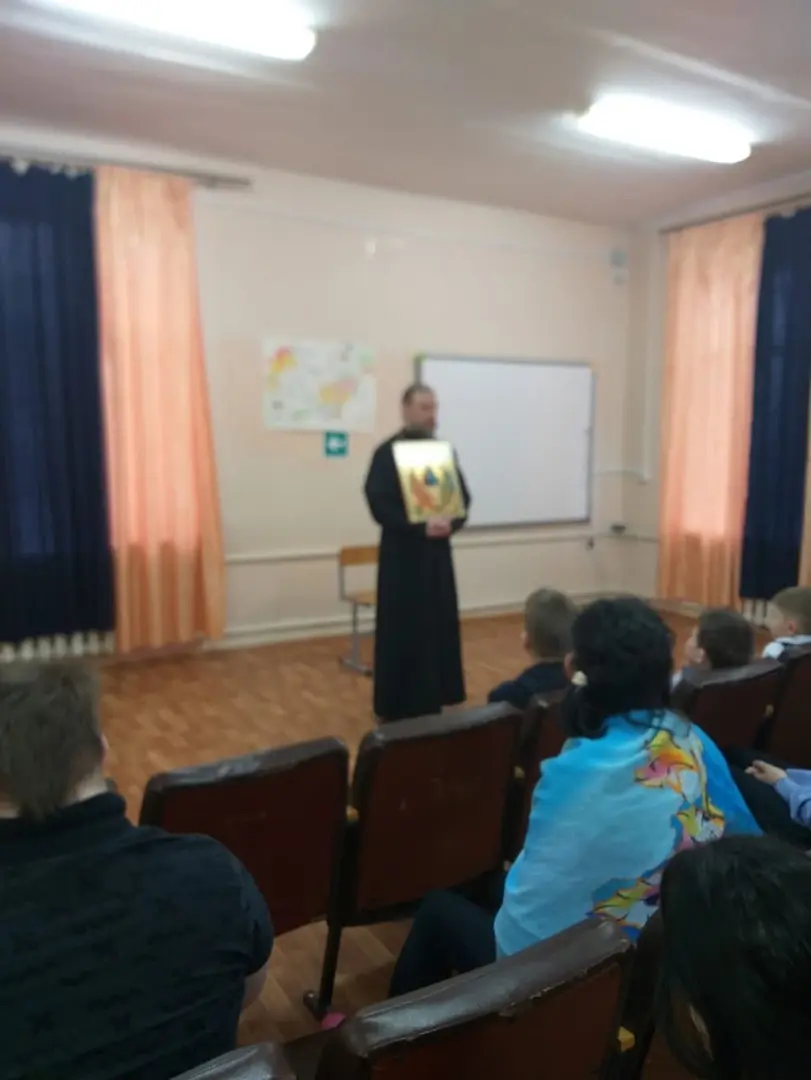 В преддверии праздника Светлой Пасхи в нашей школе прошла встреча с священнослужителем Преображенского собора Отцом Владимиром.