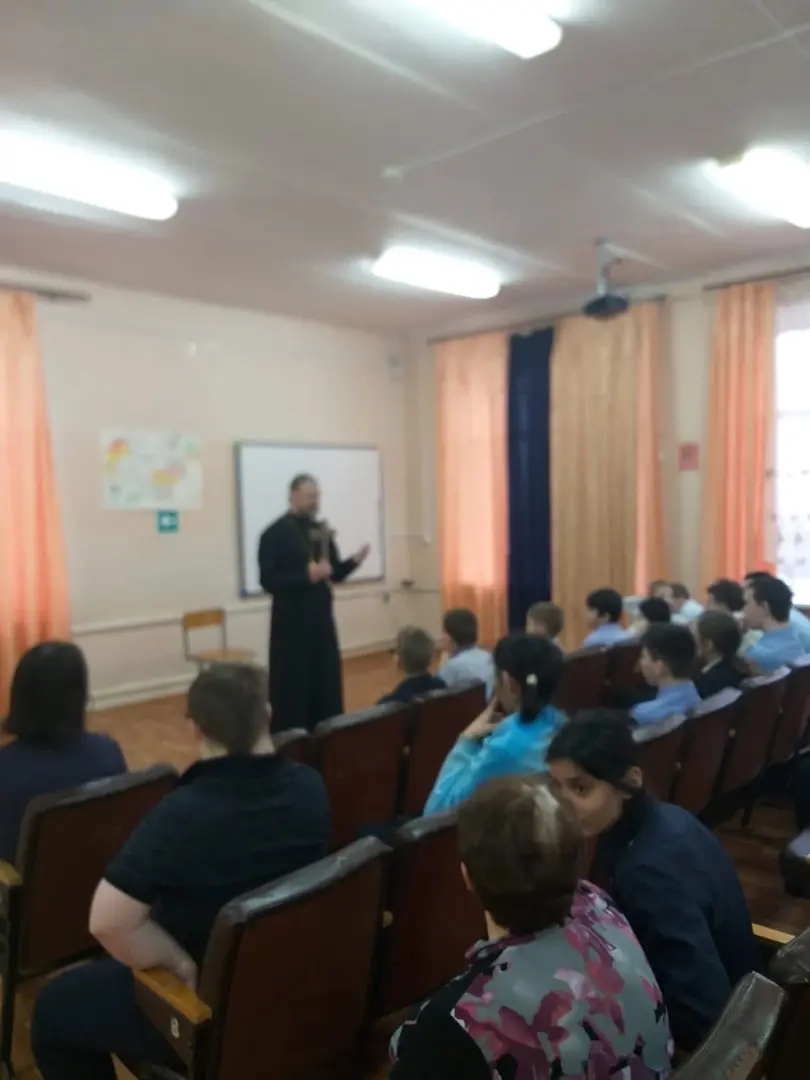 В преддверии праздника Светлой Пасхи в нашей школе прошла встреча с священнослужителем Преображенского собора Отцом Владимиром.