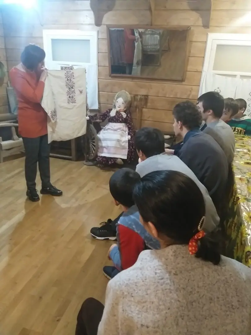 Знакомство детей с традициями и бытом русского народа без погружения в атмосферу и национальный быт всегда дает лишь поверхностное знание, которое не позволяет детям глубоко проникнуться культурой своего народа.