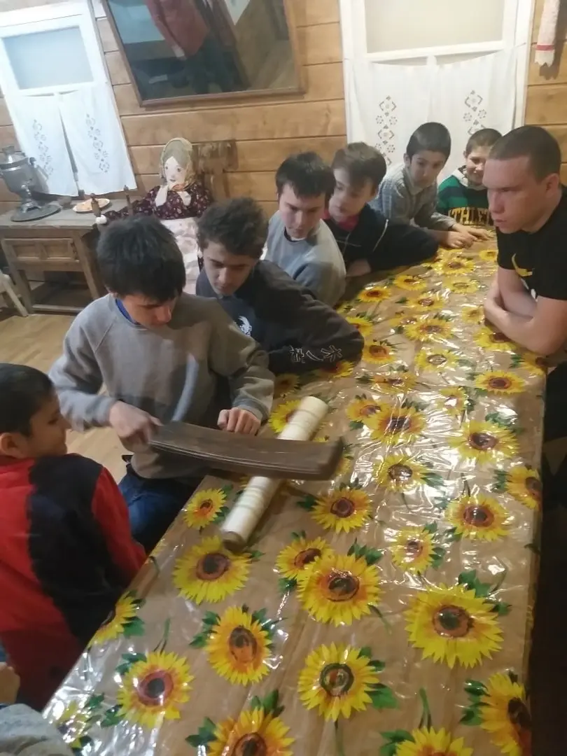 Знакомство детей с традициями и бытом русского народа без погружения в атмосферу и национальный быт всегда дает лишь поверхностное знание, которое не позволяет детям глубоко проникнуться культурой своего народа.