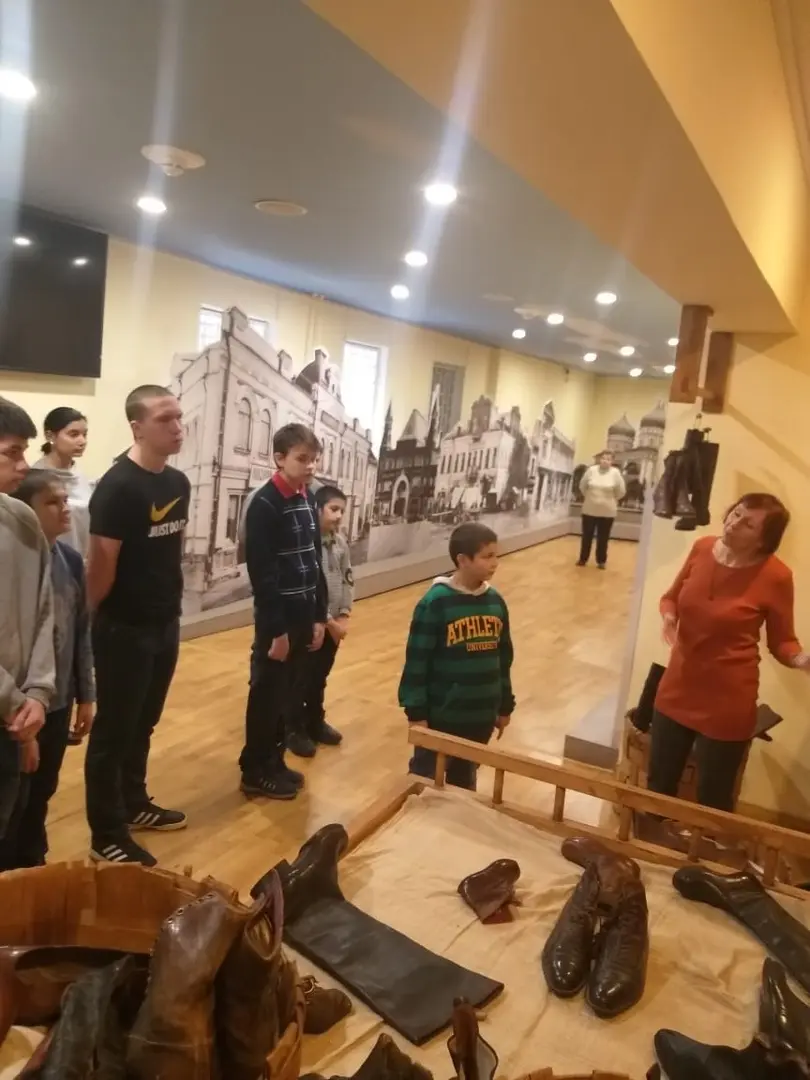 Знакомство детей с традициями и бытом русского народа без погружения в атмосферу и национальный быт всегда дает лишь поверхностное знание, которое не позволяет детям глубоко проникнуться культурой своего народа.