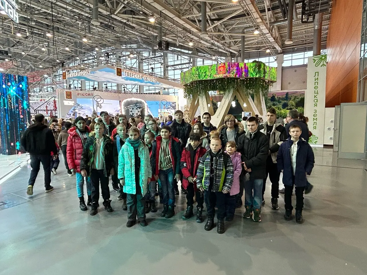 … И так наша мечта сбылась! 19 декабря мы приехали на ВДНХ. Началось наше знакомство с выставкой с павильона «Коллайдер», где представлена интерактивная информация о всех новостях в жизни России. Тут и научные достижения, и строительство, и многое другое. Очень зрелищно!