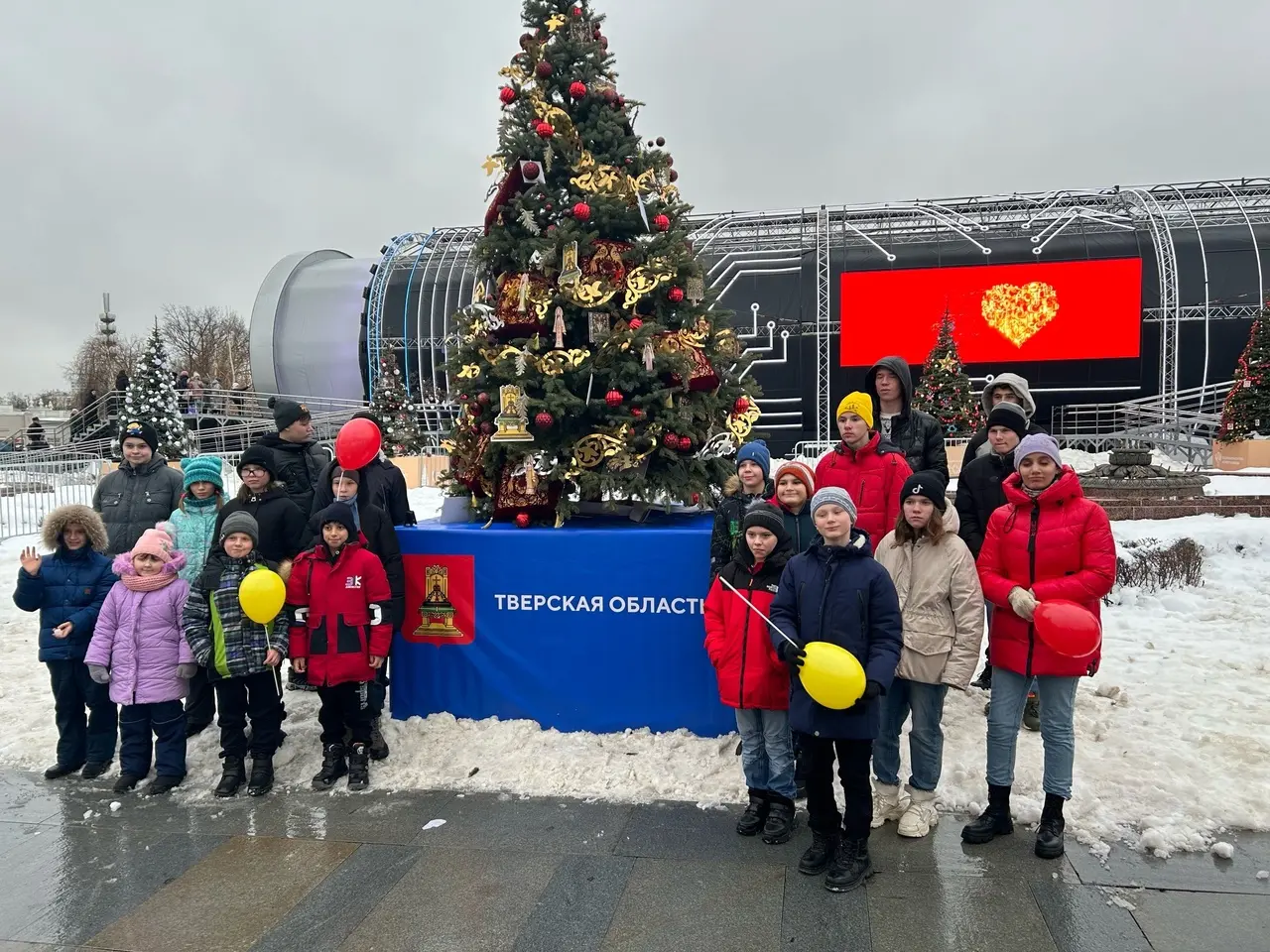 … И так наша мечта сбылась! 19 декабря мы приехали на ВДНХ. Началось наше знакомство с выставкой с павильона «Коллайдер», где представлена интерактивная информация о всех новостях в жизни России. Тут и научные достижения, и строительство, и многое другое. Очень зрелищно!