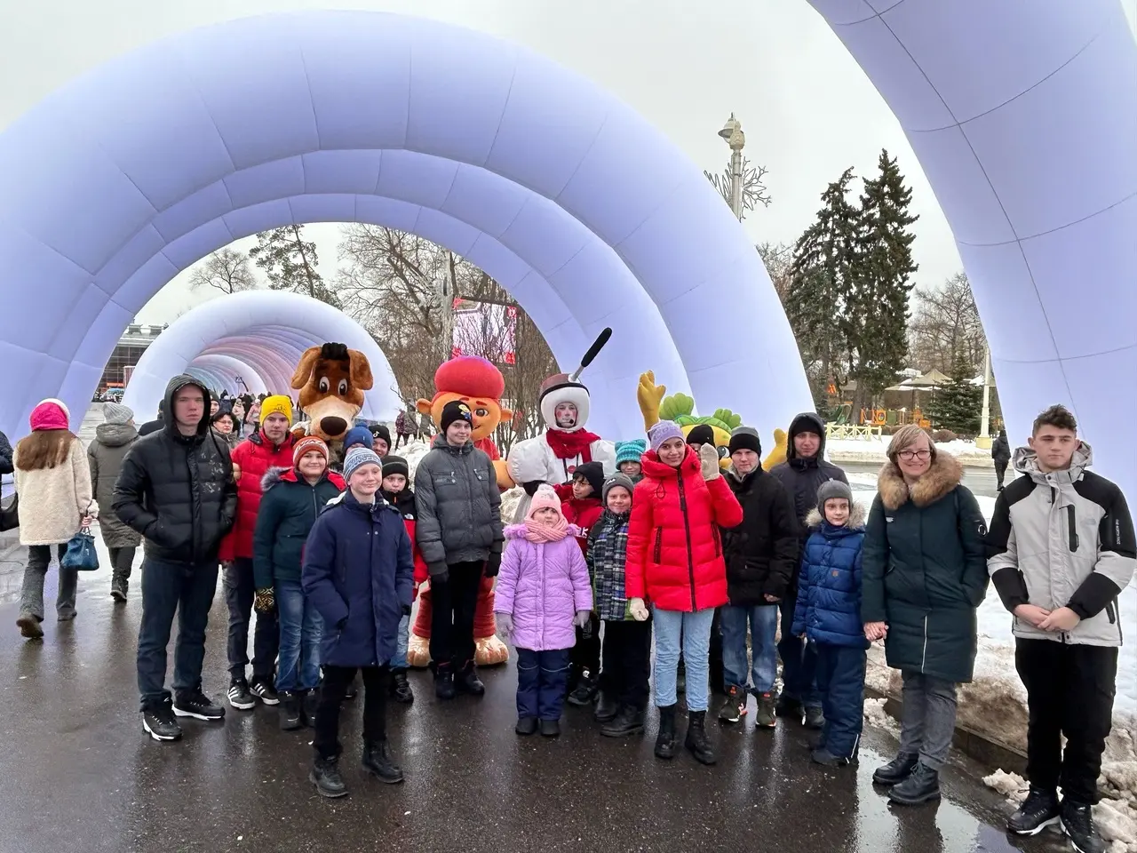 … И так наша мечта сбылась! 19 декабря мы приехали на ВДНХ. Началось наше знакомство с выставкой с павильона «Коллайдер», где представлена интерактивная информация о всех новостях в жизни России. Тут и научные достижения, и строительство, и многое другое. Очень зрелищно!