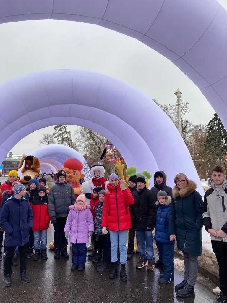… И так наша мечта сбылась! 19 декабря мы приехали на ВДНХ. Началось наше знакомство с выставкой с павильона «Коллайдер», где представлена интерактивная информация о всех новостях в жизни России. Тут и научные достижения, и строительство, и многое другое. Очень зрелищно!