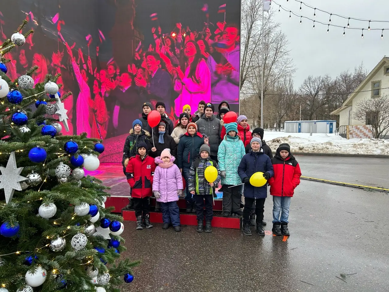 … И так наша мечта сбылась! 19 декабря мы приехали на ВДНХ. Началось наше знакомство с выставкой с павильона «Коллайдер», где представлена интерактивная информация о всех новостях в жизни России. Тут и научные достижения, и строительство, и многое другое. Очень зрелищно!