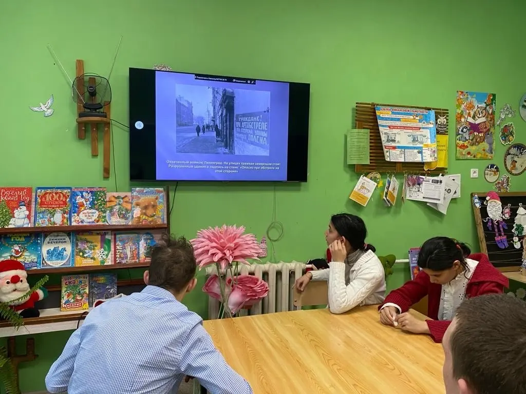 С целью сохранения памяти исторических событий героической обороны Ленинграда, воспитания патриотизма и гражданственности, чувства уважения и благодарности героям Великой Отечественной войны для воспитанников был проведен час памяти «Блокадный Ленинград».