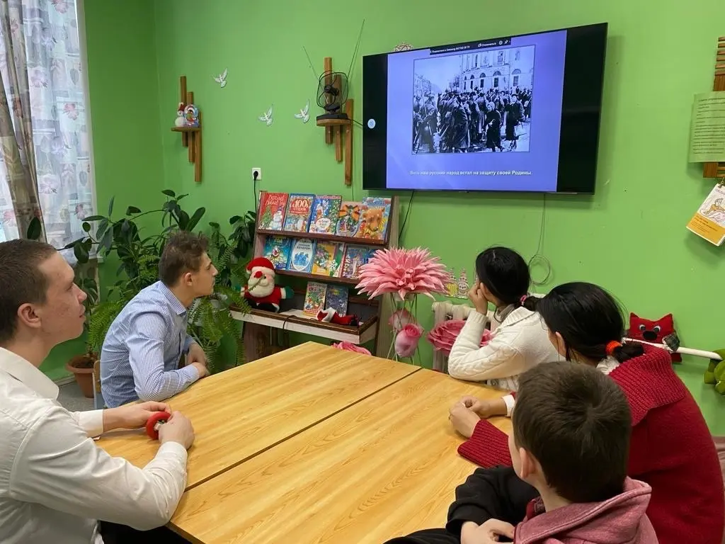 С целью сохранения памяти исторических событий героической обороны Ленинграда, воспитания патриотизма и гражданственности, чувства уважения и благодарности героям Великой Отечественной войны для воспитанников был проведен час памяти «Блокадный Ленинград».