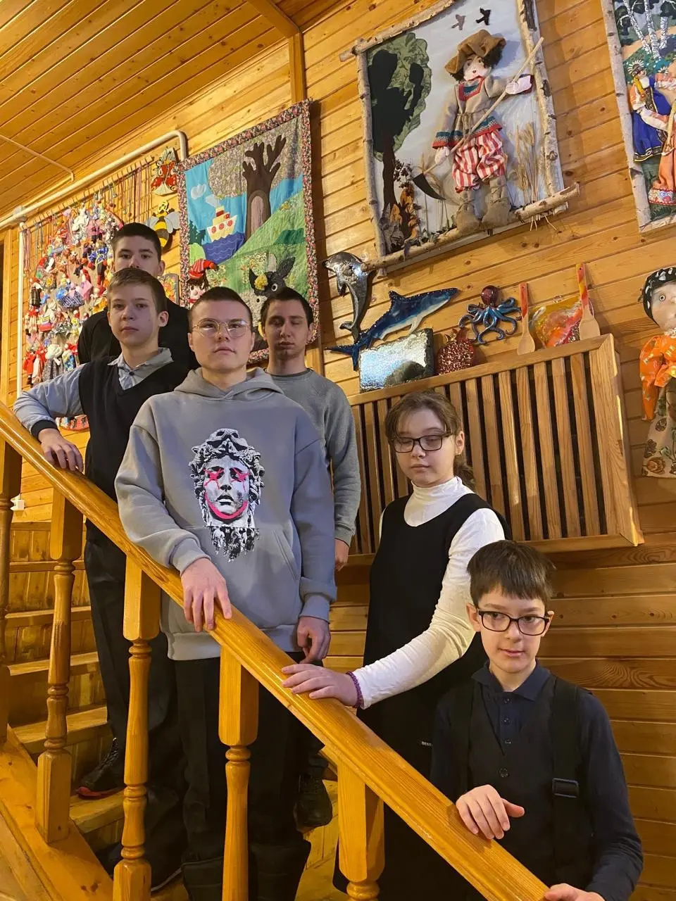 Наши ученики посетили выставочный зал Центра ремесел, где открыта выставка работ семейных династий «Вся семья вместе, так и душа на месте».