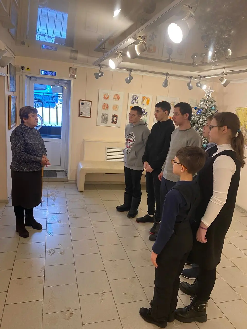 Наши ученики посетили выставочный зал Центра ремесел, где открыта выставка работ семейных династий «Вся семья вместе, так и душа на месте».